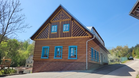 Budynek starej szkoły w miejscowości Svoboda nad Úpou, Czechy